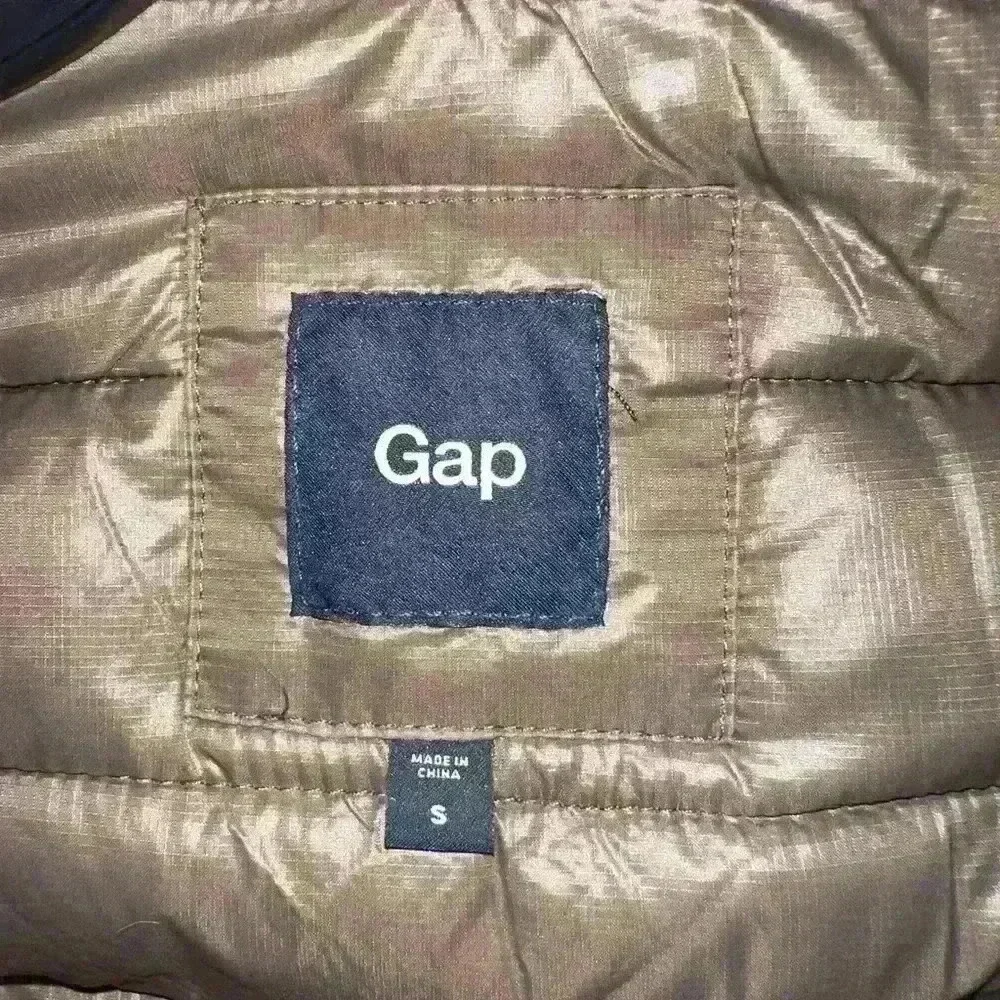 Gap Puffy vest small
